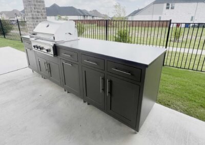 10-ft Cappuccino, Shaker doors, Delta 32″ grill